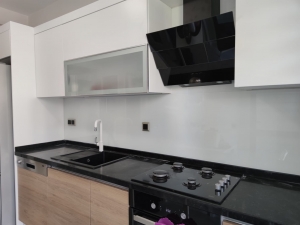 Mutfak tezgah aras� beyaz cam panel