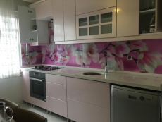 �i�ek Manzaral� Mutfak Tezgah Aras� Cam